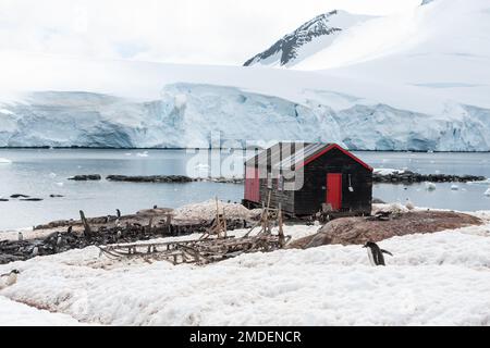 Port Lockroy est une ancienne station de recherche dans l'Antarctique avec une longue histoire y compris le bureau de poste le plus en service au sud. Banque D'Images