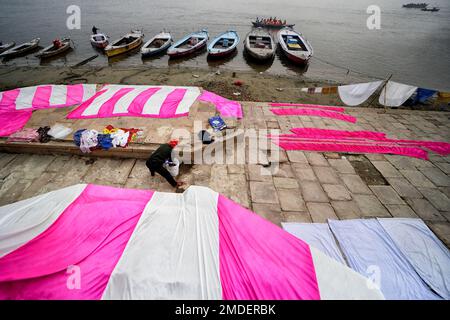 Varanasi, Inde. 22nd janvier 2023. Des tissus colorés vus se laver et se répandre pour sécher à la rive du Ganga à Varanasi. Crédit : SOPA Images Limited/Alamy Live News Banque D'Images