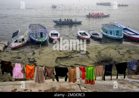 Varanasi, Inde. 22nd janvier 2023. Les touristes s'assoient sur les bateaux au Ghat Dashashwmedh du Gange, à Varanasi, le matin d'hiver de Foggy. Crédit : SOPA Images Limited/Alamy Live News Banque D'Images