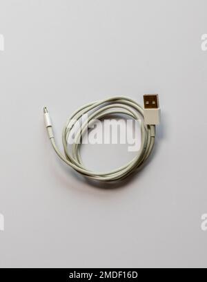 Câble de chargement de l'iPhone isolé sur fond blanc Banque D'Images