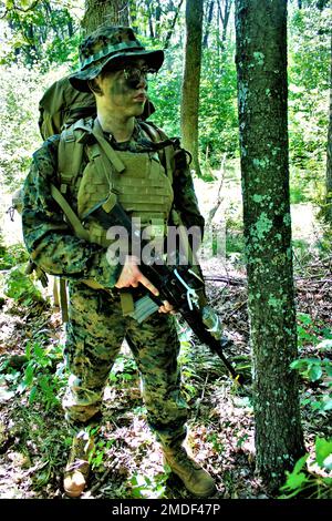 Hôpital Corpsman 1st classe Douglas Dembroge, 2nd Bataillon, 24th Marines, effectue une patrouille de contact avec d'autres Corpsman et Marines sur 22 juillet 2022, pendant l'entraînement à North Post à fort McCoy, Wisconsin. Le 2/24 est un bataillon d'infanterie basé à Chicago, composé d'environ 1 000 Marines et marins. Le bataillon relève du Régiment de Marine de 23rd et de la Division Marine de 4th. Le 2/24 organise une formation annuelle à fort McCoy. (Photos de Scott Sturkol, Bureau des affaires publiques de fort McCoy) Banque D'Images