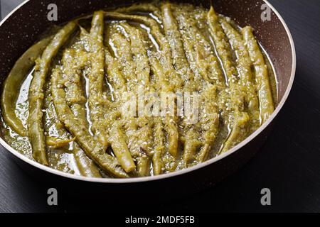 Haricots verts cuits à l'huile d'olive . Plats végétariens et végétaliens. Cuisine turque. Cuisine traditionnelle de Fasulye. Banque D'Images