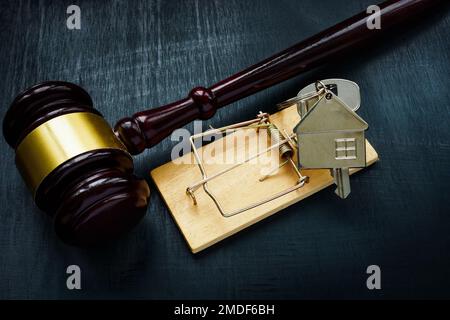 Un piège et une clé de maison à côté du gavel. Concept de fraude de loyer immobilier. Banque D'Images