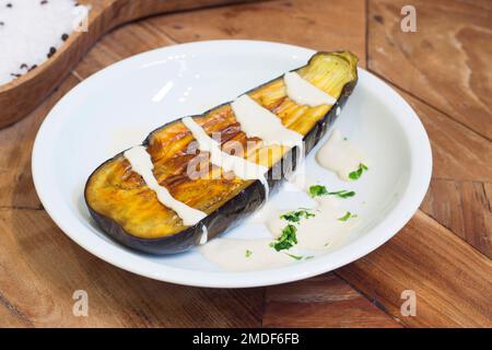 Aubergines cuites à la sauce au yaourt recette arabe traditionnelle. Banque D'Images