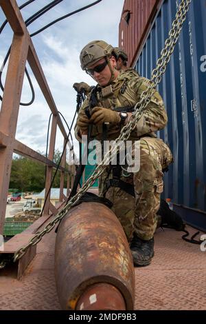 SANTA RITA, Guam (22 juillet 2022) les marins attachés à l'unité mobile d'élimination des explosifs (EODMU) cinq mènent une formation technique sur les cordes et les poulies à bord du lieutenant Chris Reed Trainer de bord de navire qui s'est concentré sur le levage de bombes simulées à partir d'espaces confinés. Banque D'Images