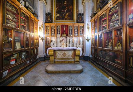 Une salle avec des cas jouant de nombreuses reliques d'église, des icônes, des objets historiques, des votifs. Au Duomo, Cattedrale di Santa Maria Assunta à Naples, Naples, Banque D'Images