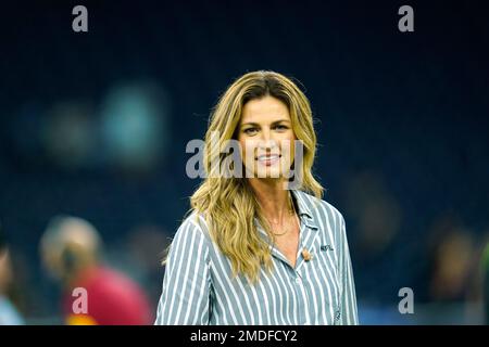 FOX Sports reporter Erin Andrews is seen before an NFL football game  between the Dallas Cowboys and the Washington Commanders, Sunday, Oct. 2,  2022, in Arlington. (AP Photo/Tyler Kaufman Stock Photo - Alamy