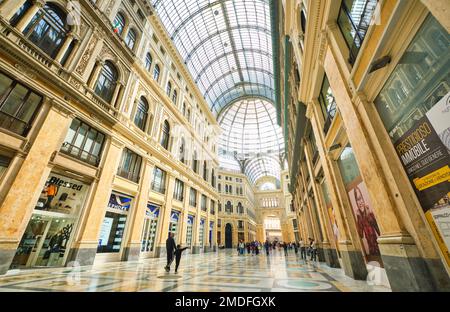 Vue intérieure de la célèbre Galleria Umberto I, une arcade commerciale moderne recouverte de verre conçue par Emanuele Rocco en 1890. À Naples, Naples, Italie, Banque D'Images