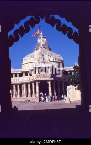 Le temple Somnath, également appelé temple Somanātha ou DEO Patan, est un temple hindou situé à Prabhas Patan, Veraval dans le Gujarat, Inde. C'est l'un des lieux de pèlerinage les plus sacrés pour les Hindous et est considéré comme le premier parmi les douze sanctuaires jyotirlinga de Shiva. Somnath est un magnifique temple situé à Sagar Kant de Saurashtra dans l'état du Gujarat. L'un des 12 saints Jyotirlinga du Seigneur Shiva est à Jyotirlinga ici, dans Somnath. Somnath est également mentionné dans Rigveda. Banque D'Images