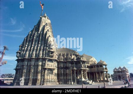 Le temple Somnath, également appelé temple Somanātha ou DEO Patan, est un temple hindou situé à Prabhas Patan, Veraval dans le Gujarat, Inde. C'est l'un des lieux de pèlerinage les plus sacrés pour les Hindous et est considéré comme le premier parmi les douze sanctuaires jyotirlinga de Shiva. Somnath est un magnifique temple situé à Sagar Kant de Saurashtra dans l'état du Gujarat. L'un des 12 saints Jyotirlinga du Seigneur Shiva est à Jyotirlinga ici, dans Somnath. Somnath est également mentionné dans Rigveda. Banque D'Images