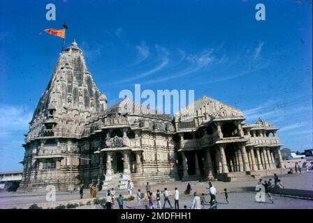 Le temple Somnath, également appelé temple Somanātha ou DEO Patan, est un temple hindou situé à Prabhas Patan, Veraval dans le Gujarat, Inde. C'est l'un des lieux de pèlerinage les plus sacrés pour les Hindous et est considéré comme le premier parmi les douze sanctuaires jyotirlinga de Shiva. Somnath est un magnifique temple situé à Sagar Kant de Saurashtra dans l'état du Gujarat. L'un des 12 saints Jyotirlinga du Seigneur Shiva est à Jyotirlinga ici, dans Somnath. Somnath est également mentionné dans Rigveda. Banque D'Images