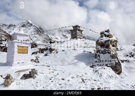RANDONNÉE DU CAMP DE BASE DE L'EVEREST/NÉPAL - 30 OCTOBRE 2015 : chortens commémoratifs en l'honneur du chef d'expédition Scott Fischer et d'autres grimpeurs célèbres de l'Everest. Banque D'Images