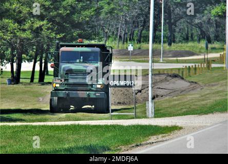 Un chauffeur de camion de maintenance de la gamme de fort McCoy se prépare à décharger une charge de terre de camion-benne sur une gamme de 22 juillet 2022, à North Post, à fort McCoy, au Wisconsin. Le travail faisait partie d'un effort d'équipe de plusieurs membres de Range Maintenance pour construire des bermes à une gamme. L'entretien de la gamme de fort McCoy relève de la Direction des plans, de l'instruction, de l'entretien et de la sécurité de fort McCoy. Banque D'Images