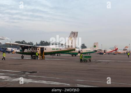 KATMANDOU/NÉPAL - 18 OCTOBRE 2015: Tara Air petit avion se rarédy pour le décollage à Lukla. Brut de petits avions sur les terrains de l'aéroport. Banque D'Images