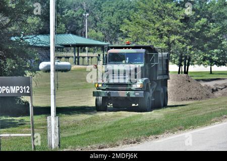 Un chauffeur de camion de maintenance de la gamme de fort McCoy se prépare à décharger une charge de terre de camion-benne sur une gamme de 22 juillet 2022, à North Post, à fort McCoy, au Wisconsin. Le travail faisait partie d'un effort d'équipe de plusieurs membres de Range Maintenance pour construire des bermes à une gamme. L'entretien de la gamme de fort McCoy relève de la Direction des plans, de l'instruction, de l'entretien et de la sécurité de fort McCoy. Banque D'Images