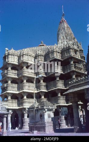 Le temple de Dwarkadhish, l'un des pèlerinages de Char Dham, est situé dans la ville de Dwarka dans le Gujarat. Dwarka se trouve sur les rives de la rivière Gomti. Le temple de Dwarkadhish, également connu sous le nom de Jagat Mandir, est une architecture de style Chalukya, dédiée à Lord Krishna. Banque D'Images