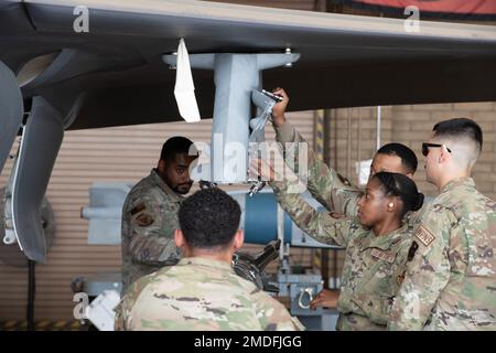 Les membres du Groupe de maintenance 56th déchargent une bombe GBU-12 Paveway II d'un F-35 Lightning II lors d'une compétition de chargement d'armes à la base aérienne Luke, Arizona, 22 juillet 2022. Quatre équipages de différentes unités de maintenance d'aéronefs ont participé à la compétition qui comprenait deux épreuves de deux équipes. Banque D'Images