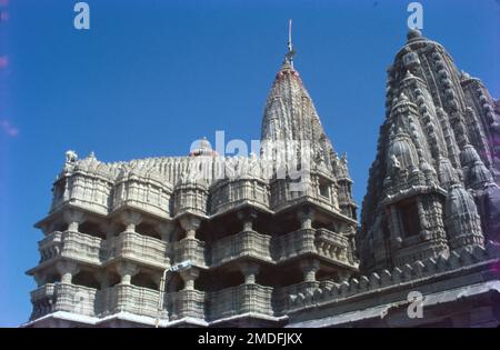 Le temple de Dwarkadhish, l'un des pèlerinages de Char Dham, est situé dans la ville de Dwarka dans le Gujarat. Dwarka se trouve sur les rives de la rivière Gomti. Le temple de Dwarkadhish, également connu sous le nom de Jagat Mandir, est une architecture de style Chalukya, dédiée à Lord Krishna. Banque D'Images