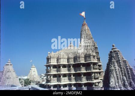 Le temple de Dwarkadhish, l'un des pèlerinages de Char Dham, est situé dans la ville de Dwarka dans le Gujarat. Dwarka se trouve sur les rives de la rivière Gomti. Le temple de Dwarkadhish, également connu sous le nom de Jagat Mandir, est une architecture de style Chalukya, dédiée à Lord Krishna. Banque D'Images