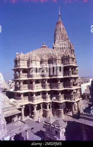 Le temple de Dwarkadhish, l'un des pèlerinages de Char Dham, est situé dans la ville de Dwarka dans le Gujarat. Dwarka se trouve sur les rives de la rivière Gomti. Le temple de Dwarkadhish, également connu sous le nom de Jagat Mandir, est une architecture de style Chalukya, dédiée à Lord Krishna. Banque D'Images