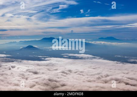 Volcans Argopuro et Raung dans l'est de Java à partir de mt. Sommet de Semeru. Banque D'Images