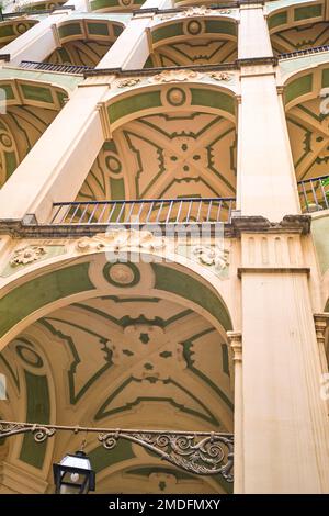 Le stuc jaune et vert, goutte à goutte, escalier curvy au Palazzo dello Spagnolo. Conçu par l'architecte baroque Ferdinando Sanfelice. À Naples, Banque D'Images