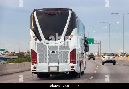 Un bus touristique circule sur l'autoroute Banque D'Images