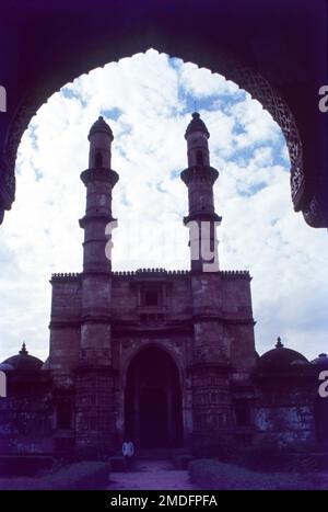 Jami Masjid à Champaner, dans l'État du Gujarat, dans l'ouest de l'Inde, fait partie du parc archéologique de Champaner-Pavagadh, site classé au patrimoine mondial de l'UNESCO. La mosquée date de 1513; la construction a été effectuée sur 25 ans. C'est l'un des monuments les plus remarquables construit par Sultan Mahmud Begada.il a un mélange de l'Hindou, de la main-d'œuvre de Jain et de l'architecture. Banque D'Images