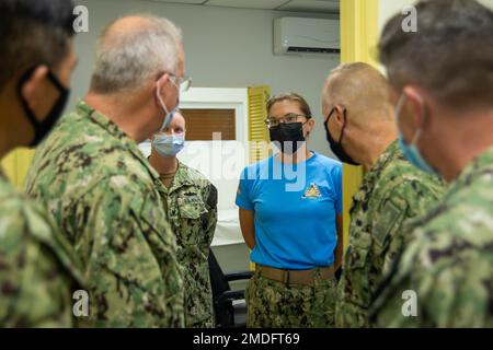 PELELIU, Palau (22 juillet 2022) — médecine navale, Partenariat du Pacifique 2022 (PP22) et navire-hôpital militaire de commandement du transport maritime, la direction de l'USNS Mercy (T-AH 19) s'exprime auprès des marins de l'équipe d'action civile de la Marine qui prodigient des soins médicaux aux résidents locaux de la clinique Peleliu en PP22. En 17th ans, le Partenariat Pacifique est la plus importante mission multinationale annuelle d'aide humanitaire et de préparation aux secours en cas de catastrophe menée dans l'Indo-Pacifique. Banque D'Images