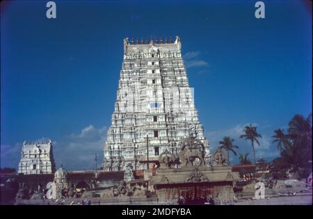 Le temple de Ramanathaswamy est un temple hindou dédié au dieu Shiva situé sur l'île de Rameswaram, dans l'État du Tamil Nadu, en Inde. Le temple de Rameshwaram est réputé pour faire partie de l'un des douze Jyotirlinga (lingam de lumière) de Lord Shiva en Inde. Banque D'Images