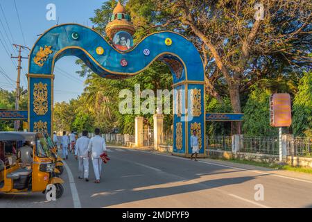 Puttaparthi, Andra Pradesh, Inde - 18 janvier.2023: Jung l'Indien en blanc ferme en marchant le long de la route vers l'Ashram de Sai Baba Banque D'Images