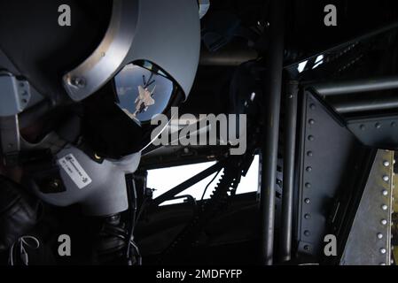 ÉTATS-UNIS Airman Austin Shighters, un exploitant de flèche pour l'aile de ravitaillement aérien de 117th, ravitaillent en carburant les aigles F-15 de l'aile de chasseurs de 159th de la Garde nationale aérienne, à la Nouvelle-Orléans, en Louisiane, en Ontario, 22 juillet 2022. L'équipage de conduite a porté un casque pendant le ravitaillement pour simuler un besoin d'oxygène. (Photos de la Garde nationale aérienne des États-Unis par Nicholas Faddis, un homme d'aviation principal.) Banque D'Images