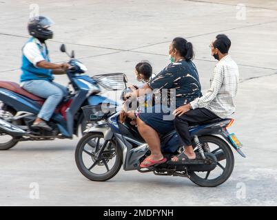 SAMUT PRAKAN, THAÏLANDE, OCT 12 2022, un homme âgé et une femme portent une petite fille sur une moto Banque D'Images