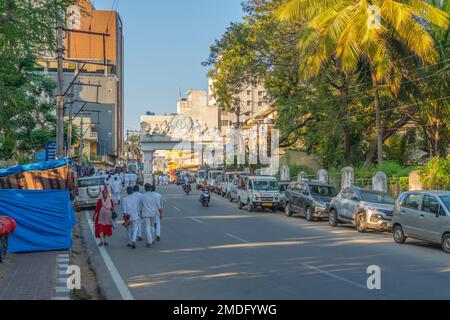 Puttaparthi, Andra Pradesh, Inde - 18 janvier.2023: Jung l'Indien en blanc ferme en marchant le long de la route vers l'Ashram de Sai Baba Banque D'Images