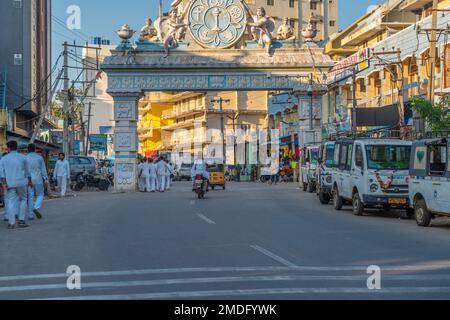 Puttaparthi, Andra Pradesh, Inde - 18 janvier.2023: Jung l'Indien en blanc ferme en marchant le long de la route vers l'Ashram de Sai Baba Banque D'Images