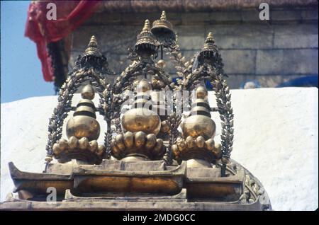 Krishna Mandir est un temple de style shikhara datant de 17th ans construit par le roi Siddhi Narsing Malla. Il est situé sur la place Patan Durbar, un site classé au patrimoine mondial de l'UNESCO. L'une des trois villes royales de Katmandou, cet ancien lieu de vie est renommé pour son savoir-faire spectaculaire par des artisans qualifiés et reste inégalé dans son exposition de l'architecture de Newari et de la collection exquise de temples et de palais de style pagode et hindou. Banque D'Images