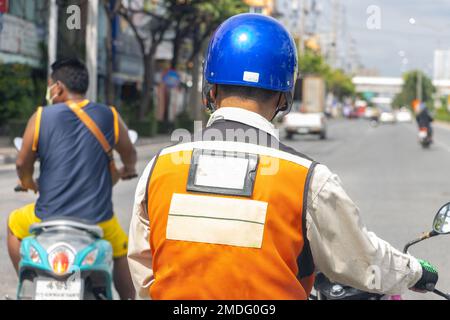 Chauffeur de taxi moto dans la rue, vue arrière, Thaïlande Banque D'Images