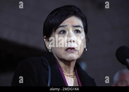 Le représentant Judy Chu, d-Calif, s'adresse aux médias devant le Civic Center de Monterey Park, Calif, dimanche 22 janvier 2023. Une fusillade de masse a eu lieu dans un club de danse après une célébration du nouvel an lunaire, déclenchant une chasse à l'homme pour le suspect. Banque D'Images