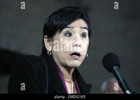 Le représentant Judy Chu, d-Calif, s'adresse aux médias devant le Civic Center de Monterey Park, Calif, dimanche 22 janvier 2023. Une fusillade de masse a eu lieu dans un club de danse après une célébration du nouvel an lunaire, déclenchant une chasse à l'homme pour le suspect. Banque D'Images