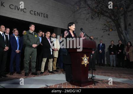 Le représentant Judy Chu, d-Calif, s'adresse aux médias devant le Civic Center de Monterey Park, Calif, dimanche 22 janvier 2023. Une fusillade de masse a eu lieu dans un club de danse après une célébration du nouvel an lunaire, déclenchant une chasse à l'homme pour le suspect. Banque D'Images