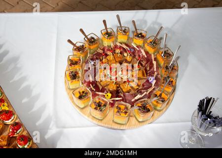 Réception sous forme de buffet, amuse-gueules dans une table blanche Banque D'Images