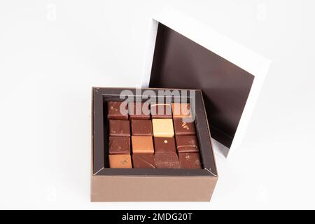 plusieurs bonbons au chocolat pralines de grande variété dans une petite boîte cadeau Banque D'Images