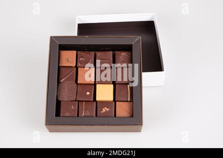 plusieurs bonbons carrés de pralines au chocolat dans une petite boîte cadeau Banque D'Images