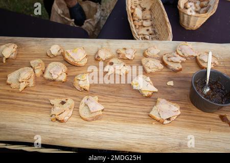 foie gras préparé sur de petits morceaux de pain frais français en fête Banque D'Images