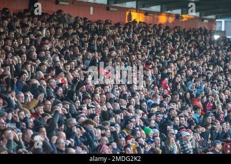 Vue générale du stade Lamex du Stevenage football Club pendant le match avec des spectateurs debout sur des terrasses. Banque D'Images