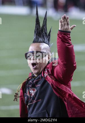 Santa Clara, États-Unis. 22nd janvier 2023. Un cheerleader de San Francisco 49ers criait au quatrième trimestre des séries de la division NFC contre les Dallas Cowboys au stade Levi's à Santa Clara, Californie, dimanche, 22 janvier 2023. Le 49ers a battu les Cowboys 19-12 pour passer au championnat NFC contre les Philadelphia Eagles. Photo de Terry Schmitt/UPI crédit: UPI/Alay Live News Banque D'Images