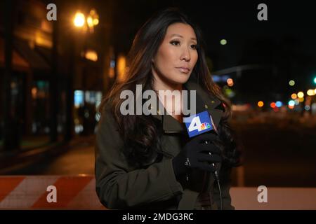 KNBC4 la journaliste de Los Angeles Tracey Leong près d'une scène de crime au Star Ballroom Dance Studio à Monterey Park, Calif, dimanche 22 janvier 2023, une fusillade de masse a eu lieu dans un club de danse après une célébration du nouvel an lunaire, déclenchant une chasse à l'homme pour le suspect. Banque D'Images