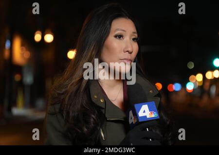 KNBC4 la journaliste de Los Angeles Tracey Leong près d'une scène de crime au Star Ballroom Dance Studio à Monterey Park, Calif, dimanche 22 janvier 2023, une fusillade de masse a eu lieu dans un club de danse après une célébration du nouvel an lunaire, déclenchant une chasse à l'homme pour le suspect. Banque D'Images