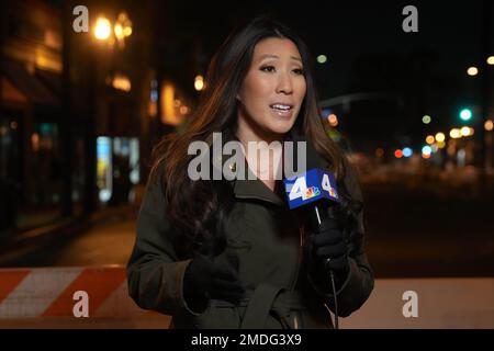 KNBC4 la journaliste de Los Angeles Tracey Leong près d'une scène de crime au Star Ballroom Dance Studio à Monterey Park, Calif, dimanche 22 janvier 2023, une fusillade de masse a eu lieu dans un club de danse après une célébration du nouvel an lunaire, déclenchant une chasse à l'homme pour le suspect. Banque D'Images