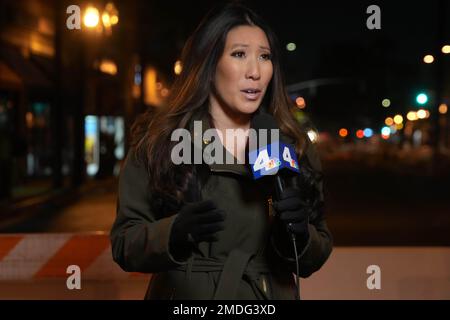 KNBC4 la journaliste de Los Angeles Tracey Leong près d'une scène de crime au Star Ballroom Dance Studio à Monterey Park, Calif, dimanche 22 janvier 2023, une fusillade de masse a eu lieu dans un club de danse après une célébration du nouvel an lunaire, déclenchant une chasse à l'homme pour le suspect. Banque D'Images